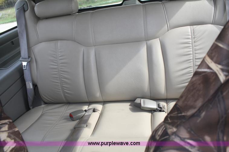 image for item F2516 2001 Chevrolet Suburban K1500 LT SUV