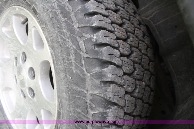 image for item F2516 2001 Chevrolet Suburban K1500 LT SUV