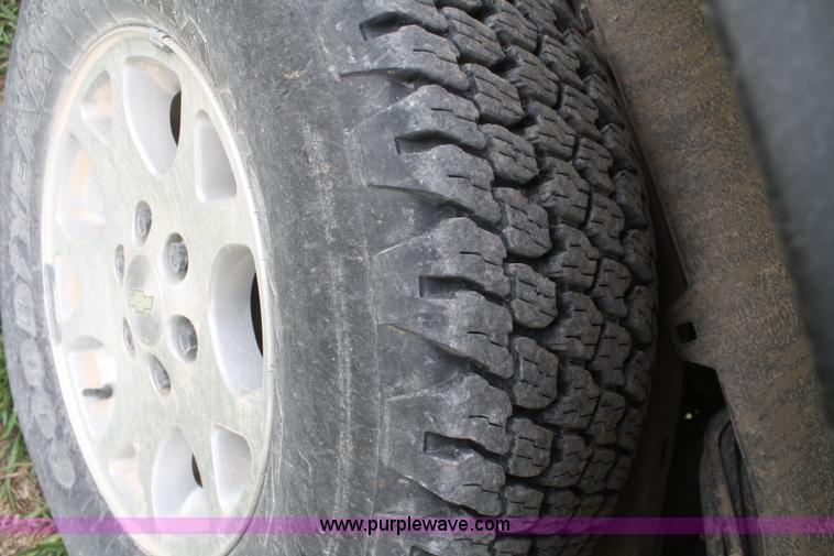 image for item F2516 2001 Chevrolet Suburban K1500 LT SUV