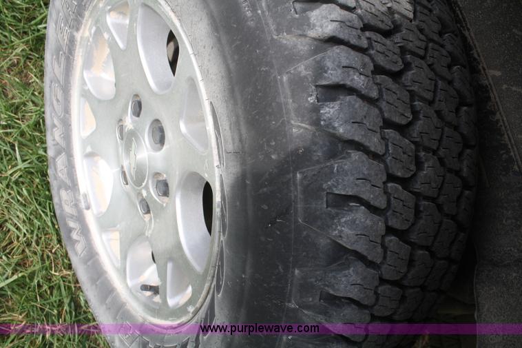 image for item F2516 2001 Chevrolet Suburban K1500 LT SUV