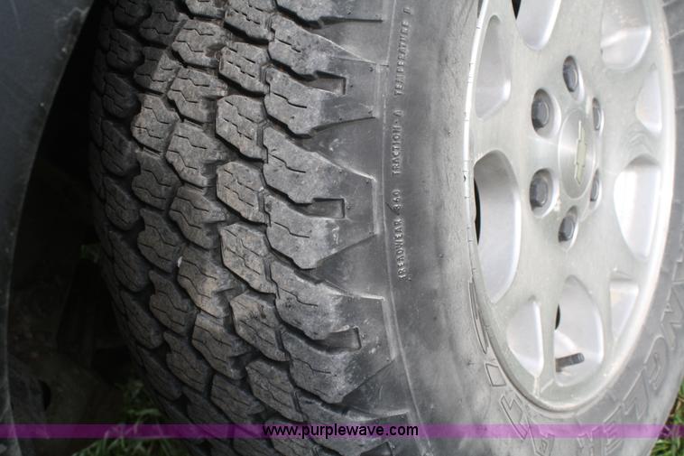 image for item F2516 2001 Chevrolet Suburban K1500 LT SUV