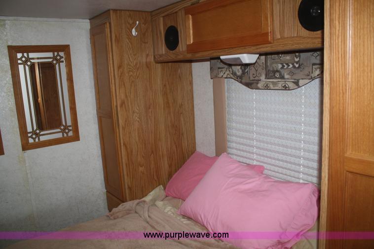 image for item F2740 2003 Gulfstream Independence 24' RV