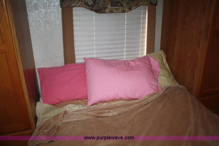 image for item F2740 2003 Gulfstream Independence 24' RV