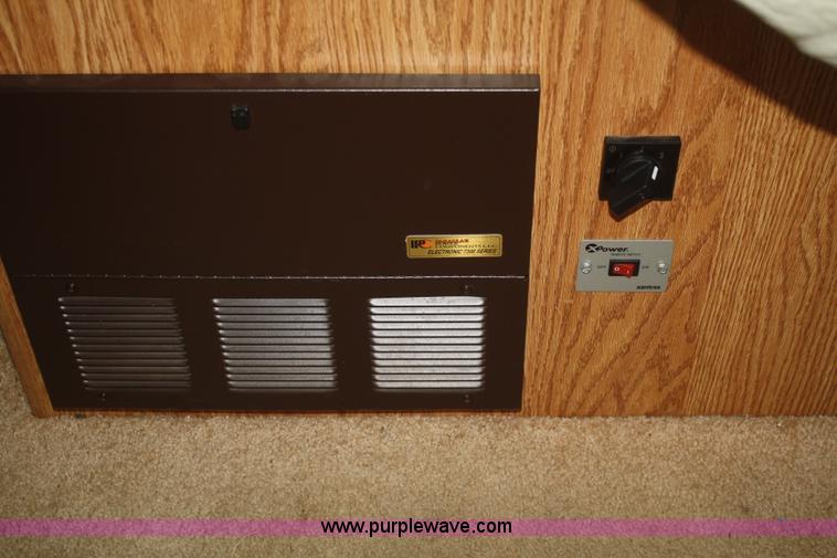 image for item F2740 2003 Gulfstream Independence 24' RV