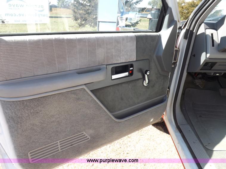 image for item F6215 1991 Chevrolet Silverado C3500 ambulance