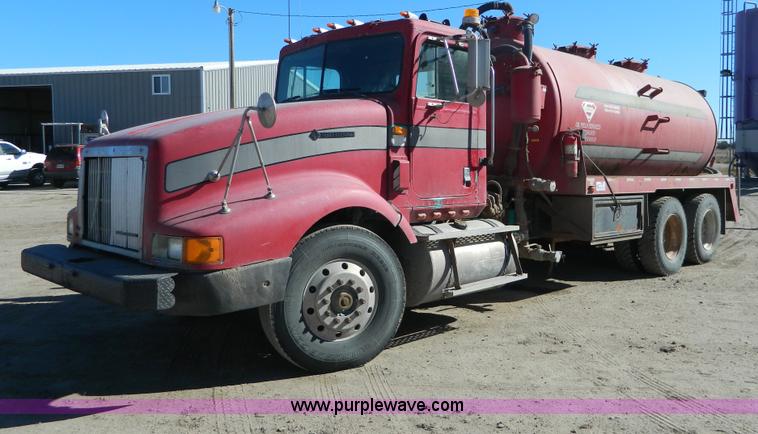 image for item B3978 1995 International 9400 vacuum truck