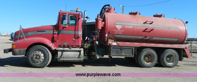 image for item B3978 1995 International 9400 vacuum truck