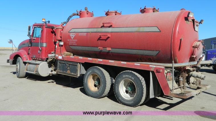 image for item B3978 1995 International 9400 vacuum truck