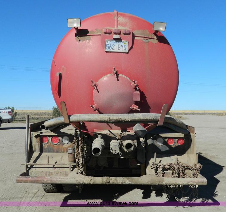 image for item B3978 1995 International 9400 vacuum truck