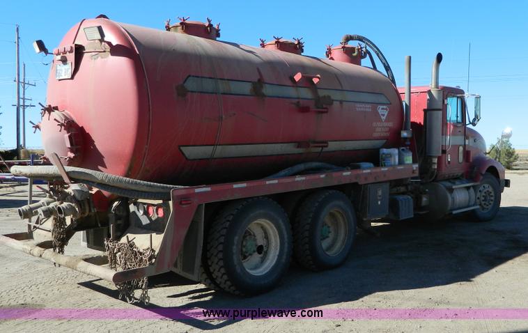 image for item B3978 1995 International 9400 vacuum truck