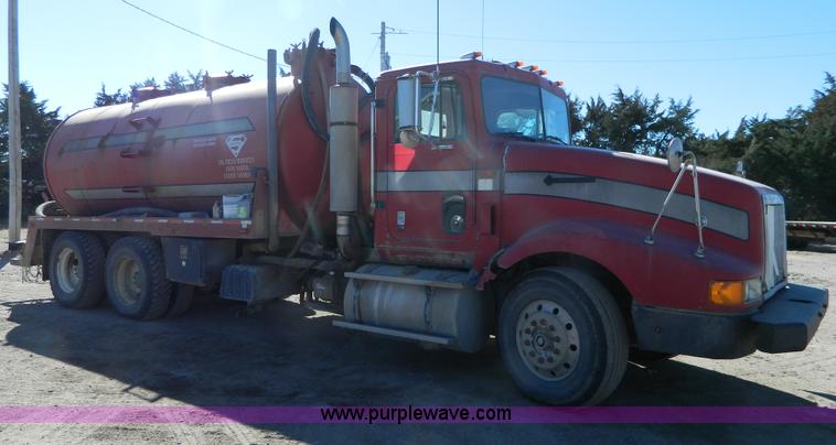 image for item B3978 1995 International 9400 vacuum truck