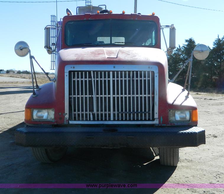 image for item B3978 1995 International 9400 vacuum truck