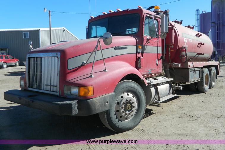 image for item B3978 1995 International 9400 vacuum truck
