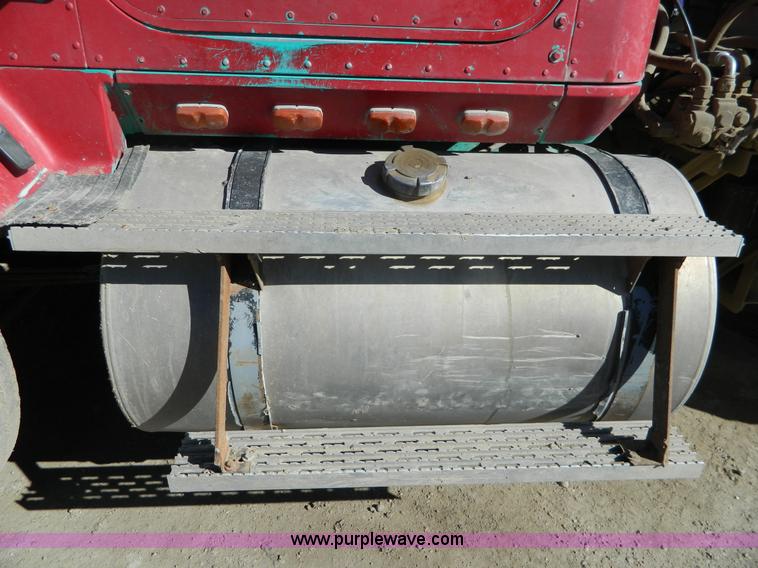 image for item B3978 1995 International 9400 vacuum truck