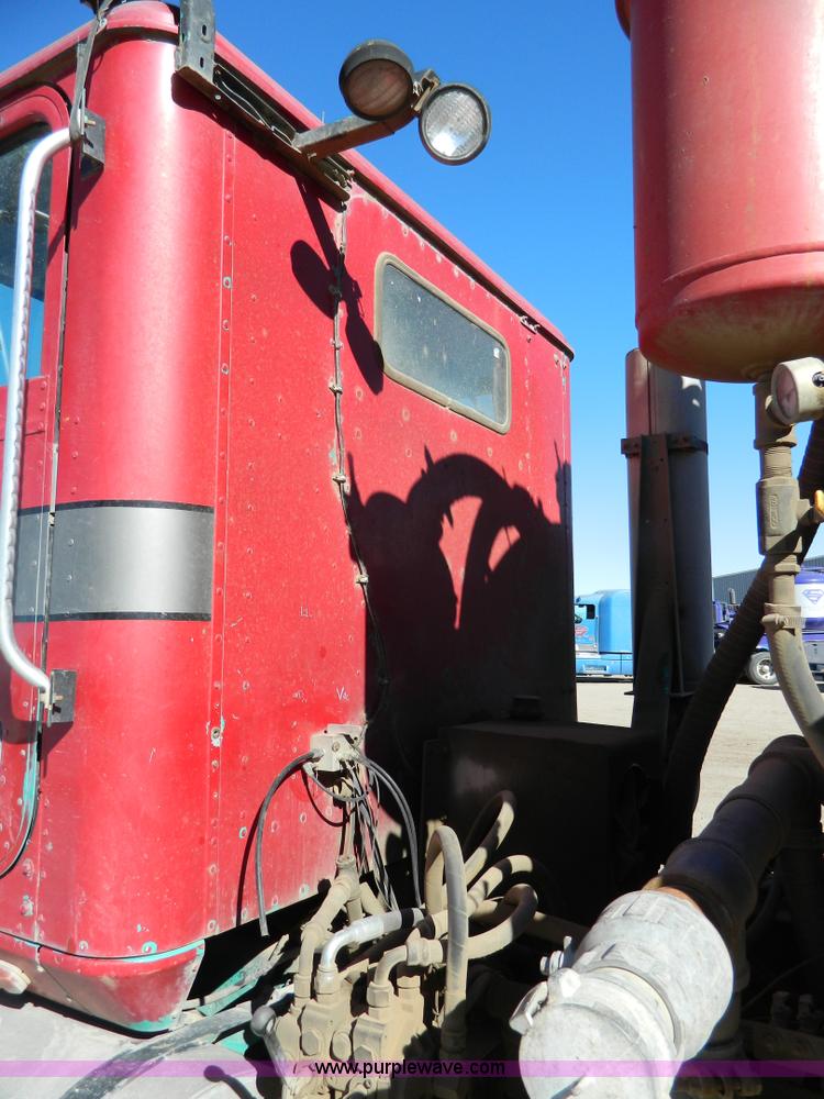 image for item B3978 1995 International 9400 vacuum truck