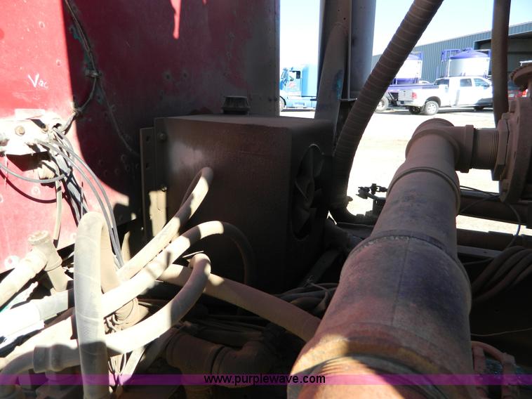 image for item B3978 1995 International 9400 vacuum truck