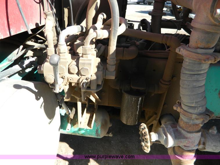 image for item B3978 1995 International 9400 vacuum truck