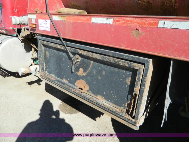 image for item B3978 1995 International 9400 vacuum truck