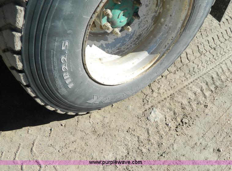 image for item B3978 1995 International 9400 vacuum truck