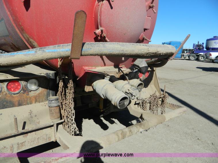 image for item B3978 1995 International 9400 vacuum truck