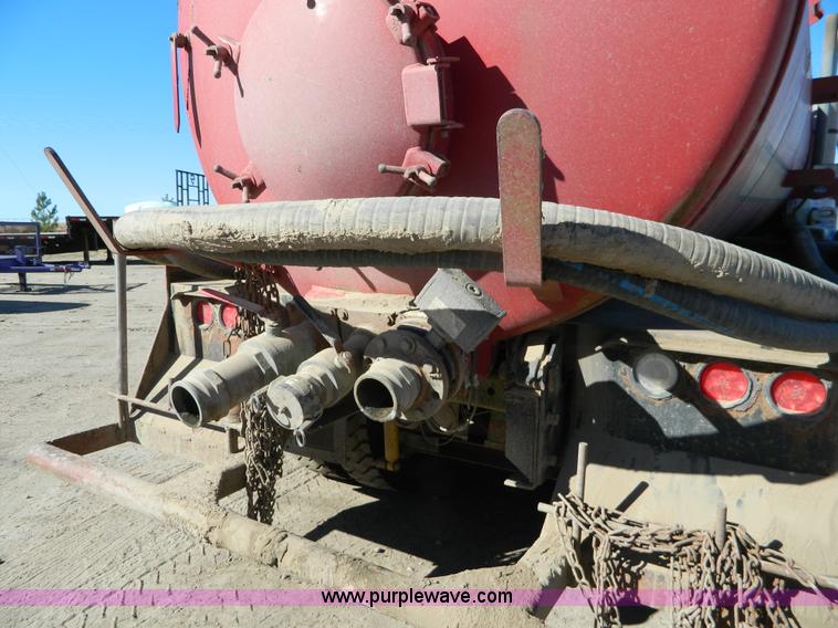 image for item B3978 1995 International 9400 vacuum truck