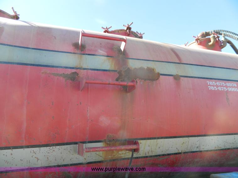 image for item B3978 1995 International 9400 vacuum truck