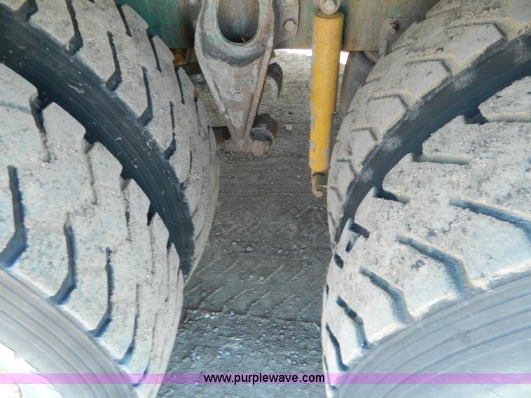 image for item B3978 1995 International 9400 vacuum truck