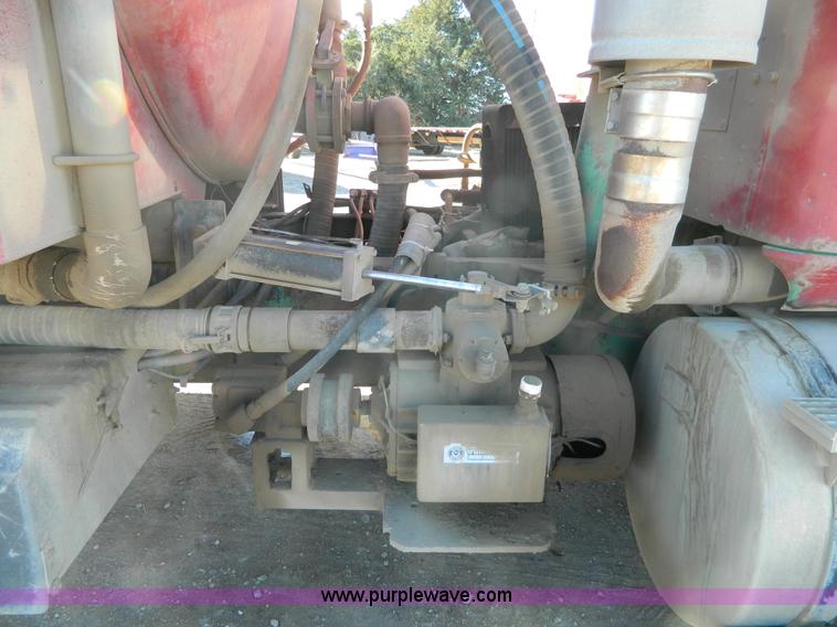 image for item B3978 1995 International 9400 vacuum truck