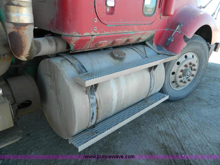 image for item B3978 1995 International 9400 vacuum truck