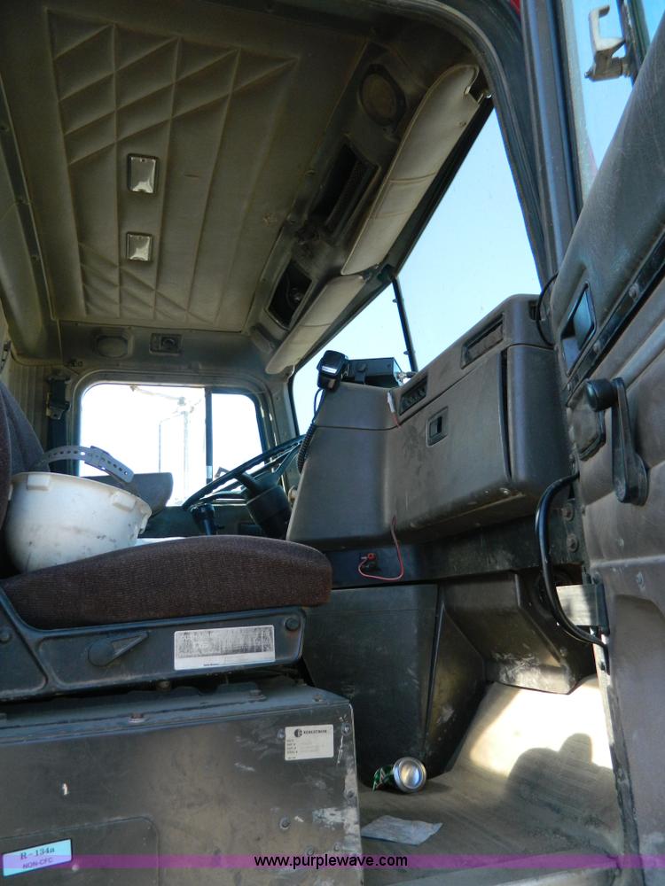 image for item B3978 1995 International 9400 vacuum truck