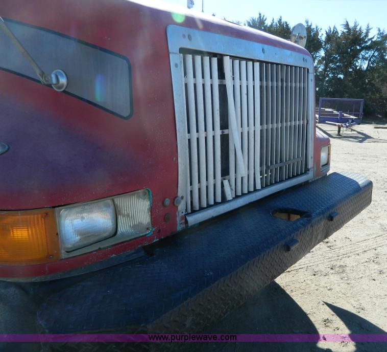 image for item B3978 1995 International 9400 vacuum truck