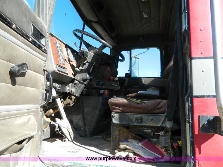 image for item B3978 1995 International 9400 vacuum truck