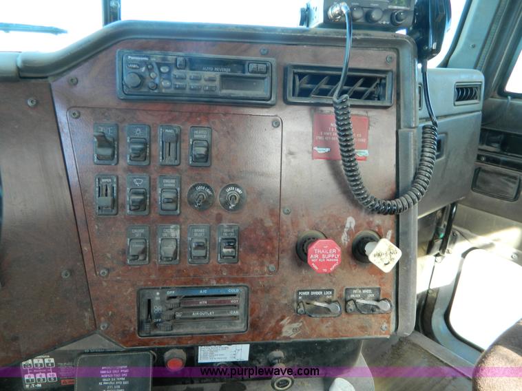 image for item B3978 1995 International 9400 vacuum truck