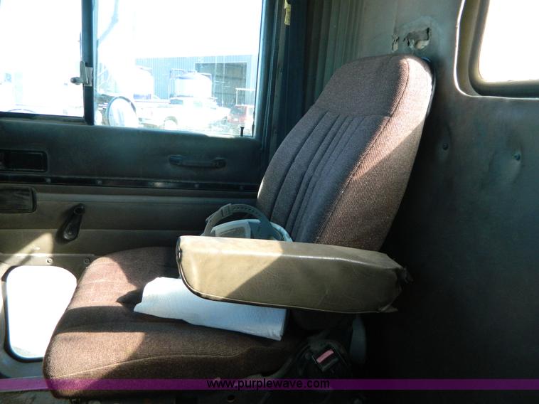 image for item B3978 1995 International 9400 vacuum truck