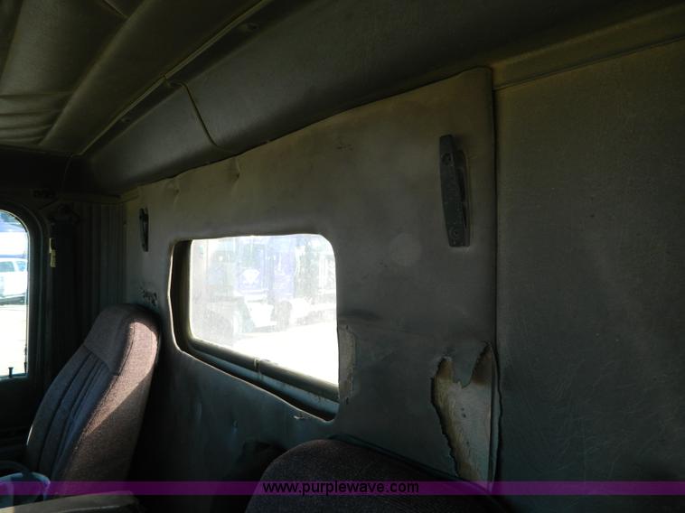 image for item B3978 1995 International 9400 vacuum truck