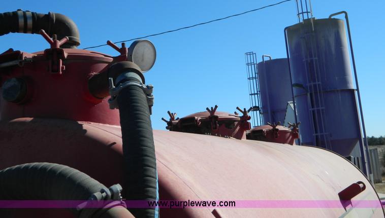 image for item B3978 1995 International 9400 vacuum truck