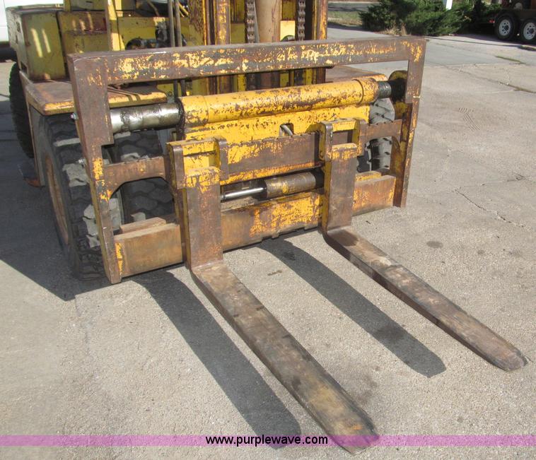 image for item B5256 Clark Lift CHY120D forklift