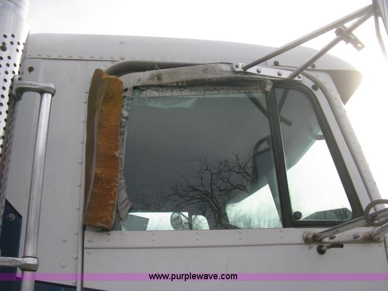 image for item B8229 1990 Freightliner FLD refuse truck