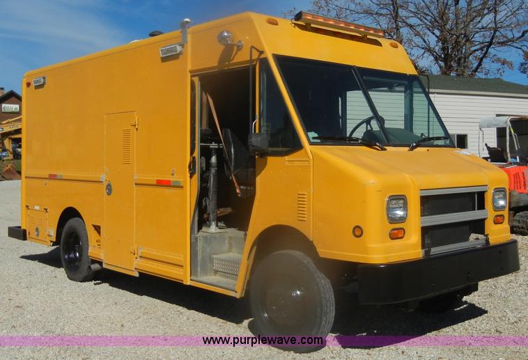 image for item D4744 2000 Freightliner MT45 step van