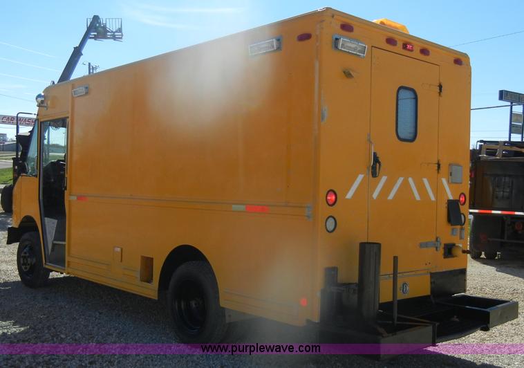 image for item D4744 2000 Freightliner MT45 step van