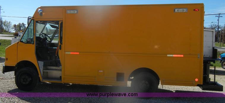 image for item D4744 2000 Freightliner MT45 step van