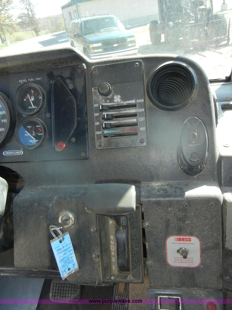 image for item D4744 2000 Freightliner MT45 step van