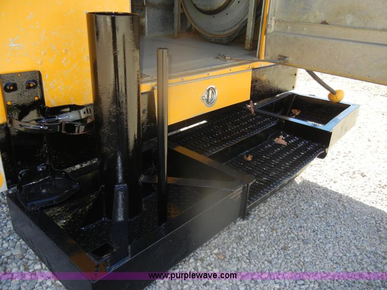 image for item D4744 2000 Freightliner MT45 step van