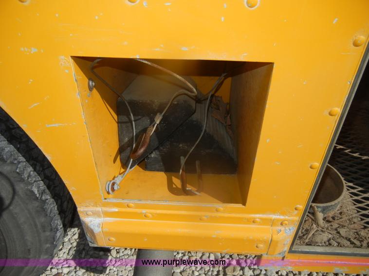 image for item D4744 2000 Freightliner MT45 step van