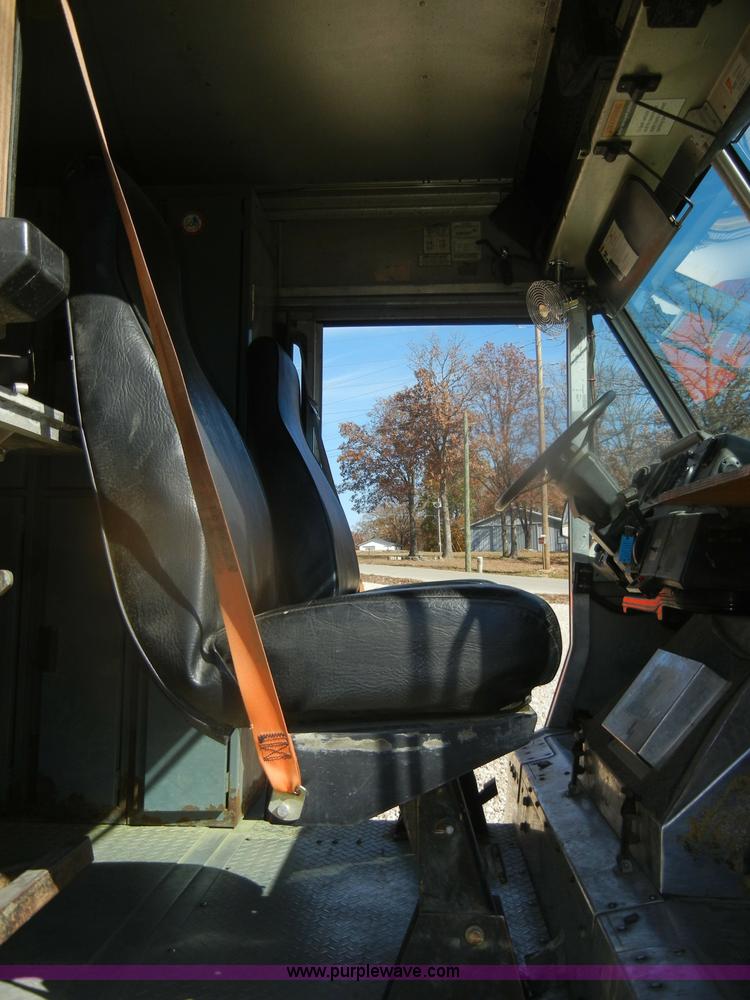 image for item D4744 2000 Freightliner MT45 step van