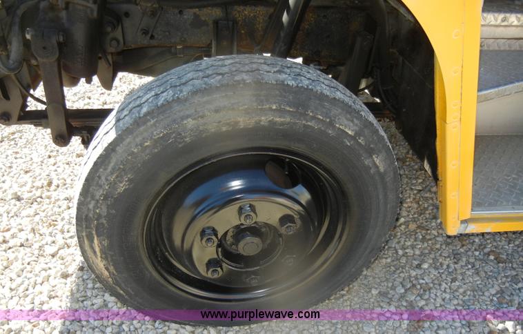 image for item D4744 2000 Freightliner MT45 step van