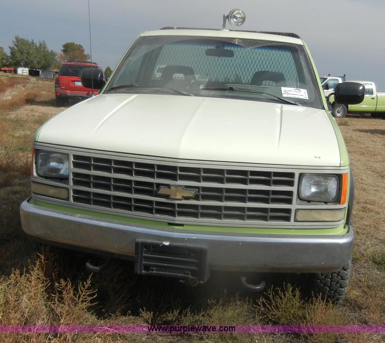 image for item D4831 1992 Chevrolet Cheyenne K2500 flatbed pickup truck