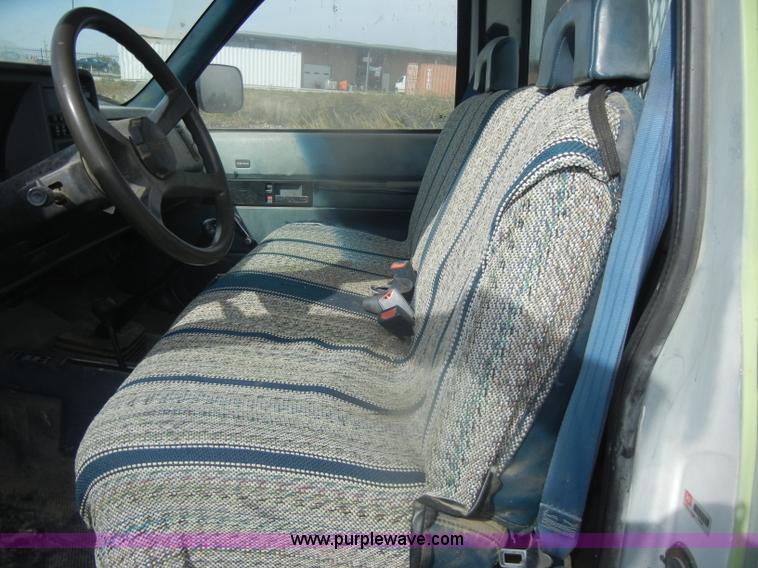 image for item D4831 1992 Chevrolet Cheyenne K2500 flatbed pickup truck