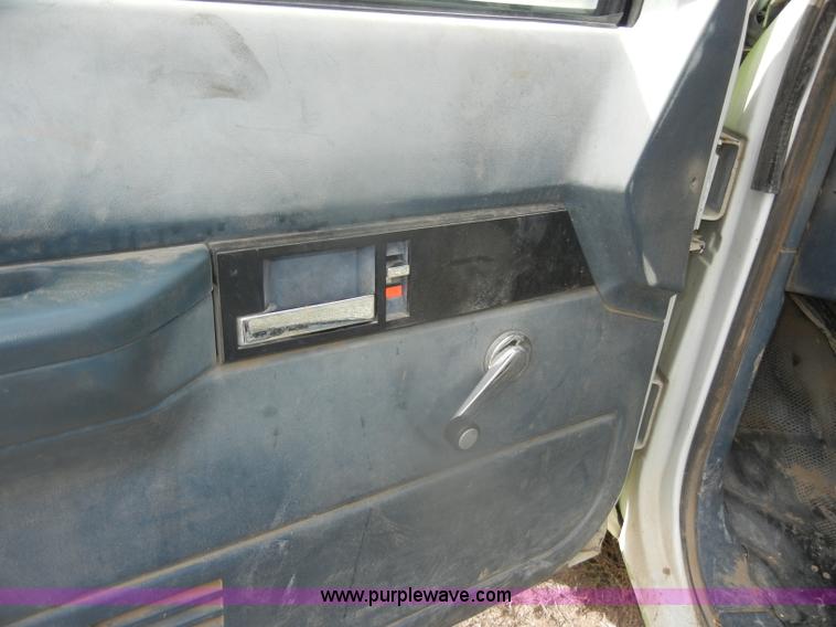 image for item D4831 1992 Chevrolet Cheyenne K2500 flatbed pickup truck