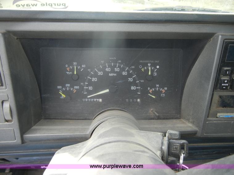 image for item D4831 1992 Chevrolet Cheyenne K2500 flatbed pickup truck